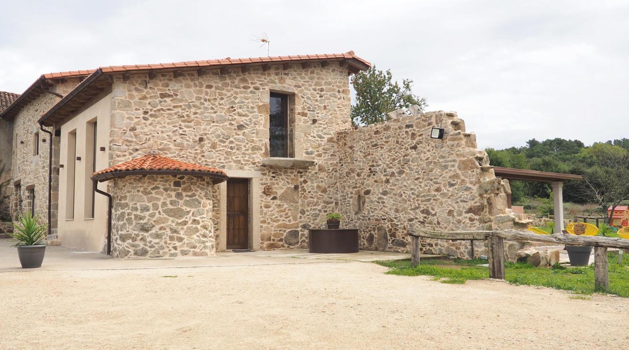 Apartamentos Muralla Sacra Sober Esterno foto