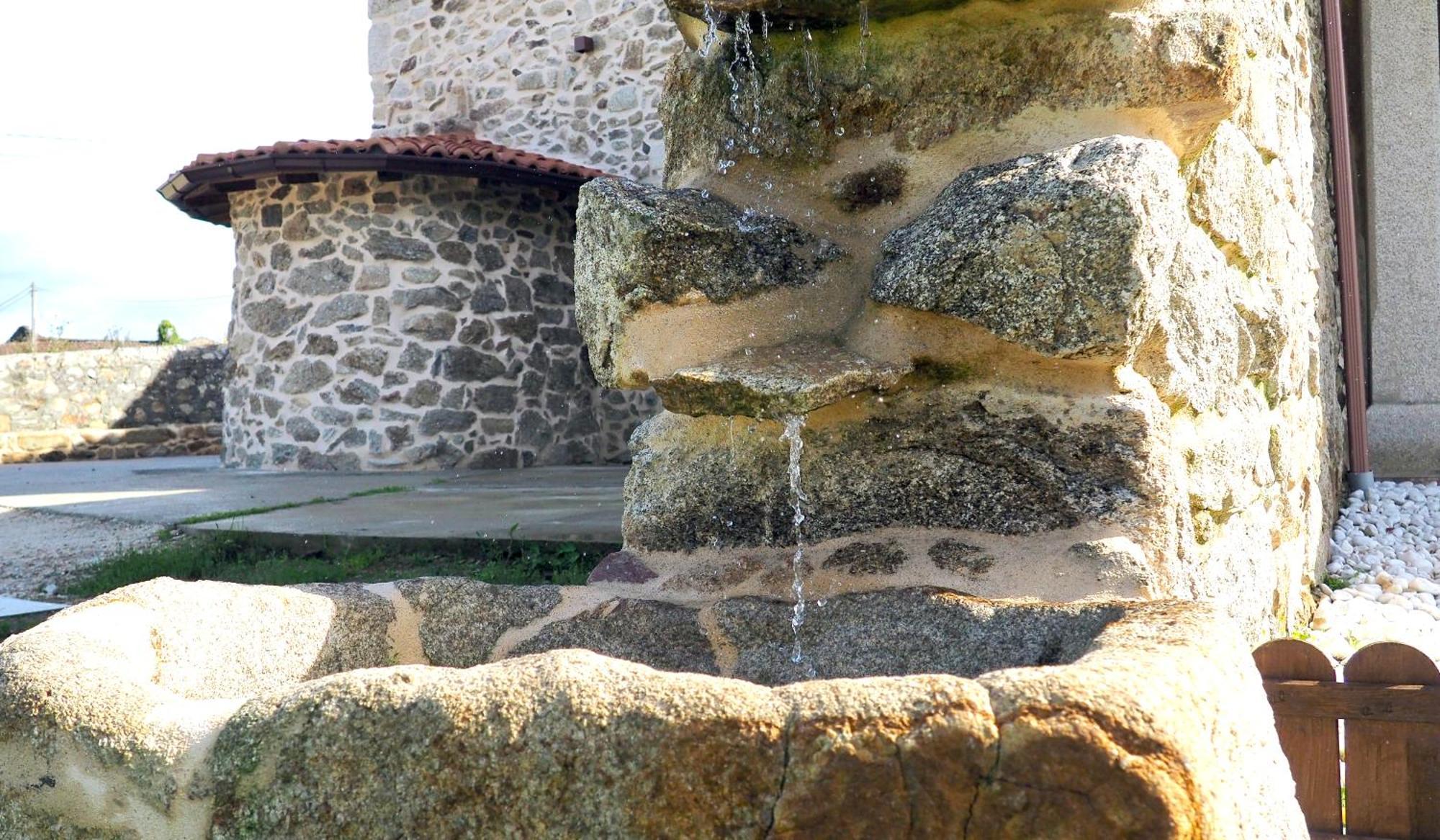 Apartamentos Muralla Sacra Sober Esterno foto