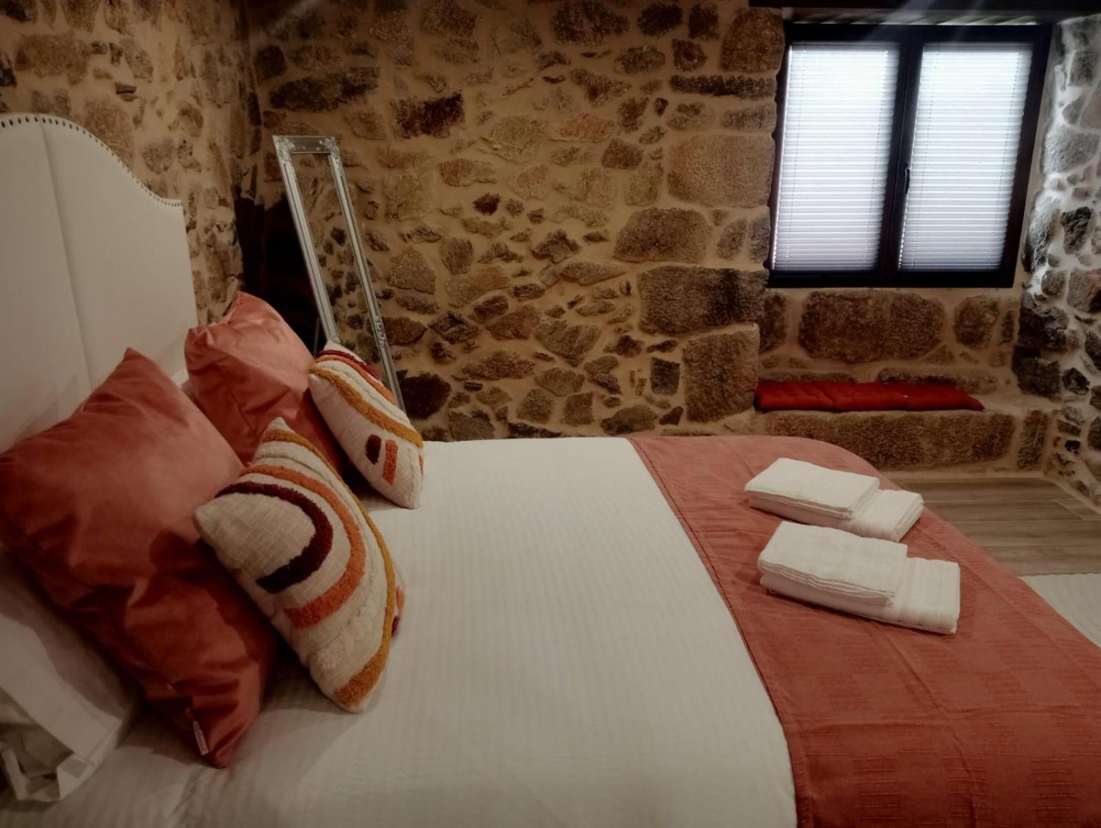 Apartamentos Muralla Sacra Sober Esterno foto